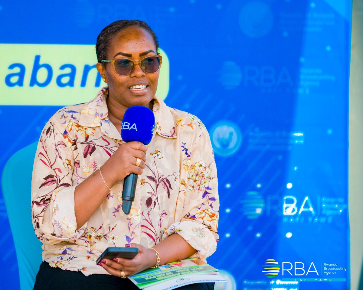 RwandaGender's tweet photo. Muri gahunda y'ubukangurambaga MIGEPROF ifatanyijemo na @rbarwanda,uyu munsi @Radiorwanda_RBA yimuriye ibiganiro byayo mu Murenge wa Gitoki @GatsiboDistrict, bikaza kugaruka ku kubaka Umuryango Ushoboye kandi Utekanye,no gukangurira abaturage kurwanya icyaha cyo gusambanya abana. https://t.co/HUo0U20y2a
