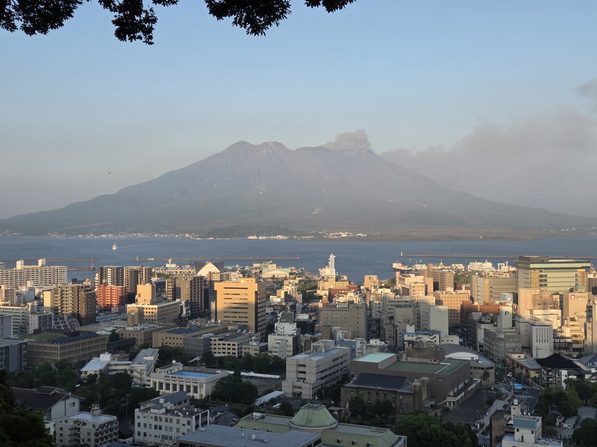 cybercyclist's tweet photo. 新幹線で福岡に帰省する前に、旅行初日に積み残していた城山公園展望台へ。間違えて墓地を登ったり、裏から回って激坂で汗かいたりしたけど、その甲斐はあったかな。 https://t.co/2JPd9kw7O9