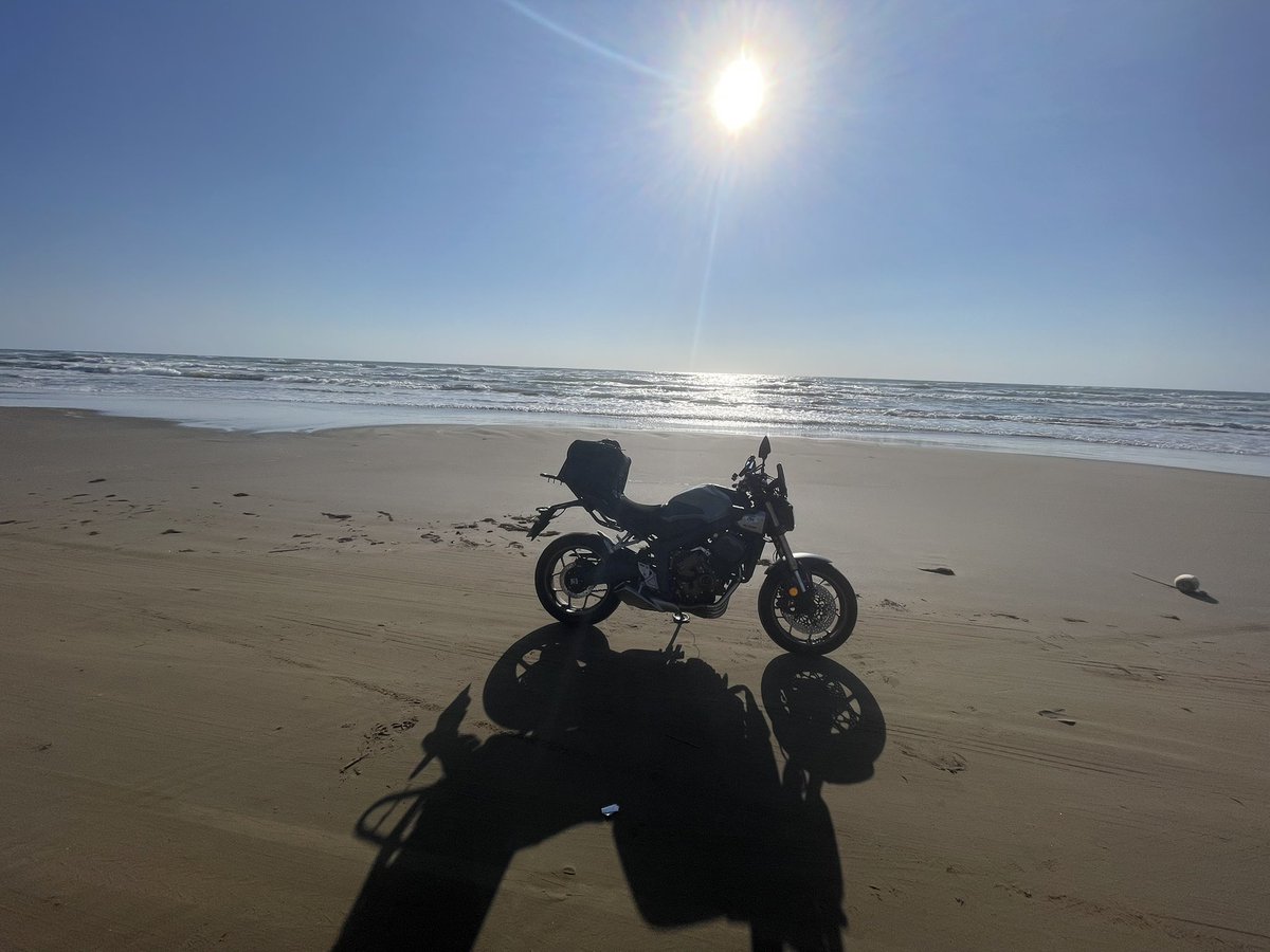 torosukebe's tweet photo. 千里浜は本日半分クローズだけど！ビーチ沿いに降りれたのでヨシ！　今回の教訓は寝不足と疲れが溜まった状態でSSTRは参加しないこと！正直、途中でリタイアしようか？と思うぐらい眠気とダルさが🥱
#SSTR2026 https://t.co/Qjt8rMZaQ5