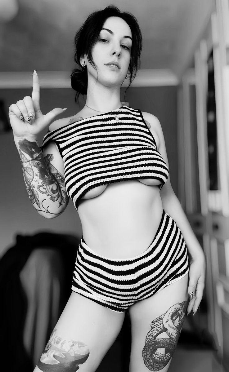 bluebsxx's tweet photo. Heat on, clothes off ☀️ 
It’s my payday losers, get to sending 👏🏻 👏🏻 

Findom femdom https://t.co/LVZuX5g1vM
