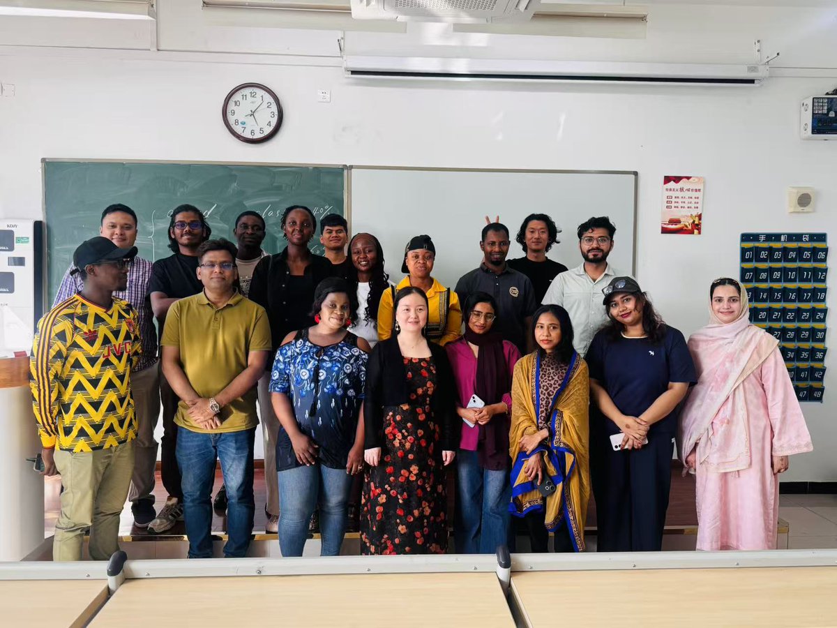 Muzha's tweet photo. Today marked the last class meeting with our Classical Chinese teacher, Ma Fei. It was a wonderful journey learning from him. May he always stay healthy and well #CDUT #Chengdu #PhDLife https://t.co/vrhPR2JXTN