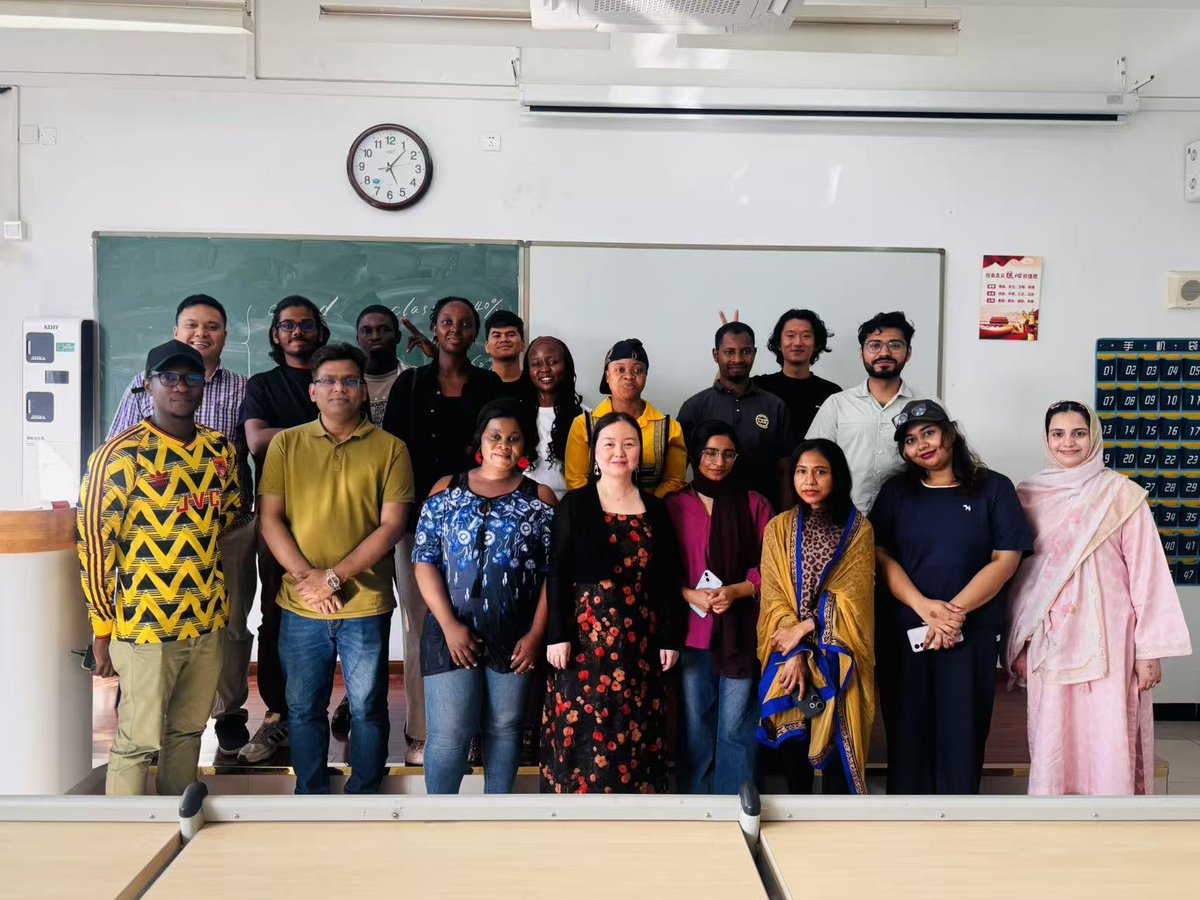 Muzha's tweet photo. Today marked the last class meeting with our Classical Chinese teacher, Ma Fei. It was a wonderful journey learning from him. May he always stay healthy and well #CDUT #Chengdu #PhDLife https://t.co/vrhPR2JXTN