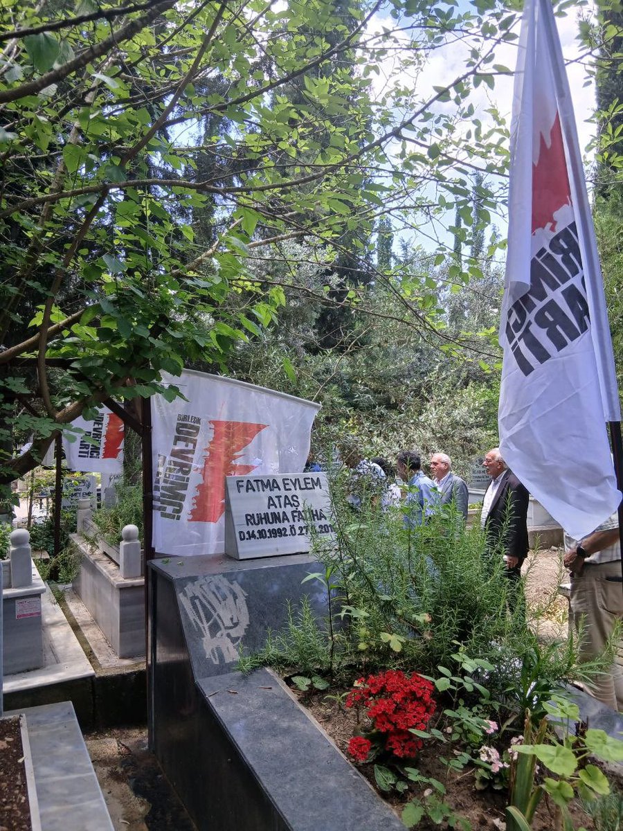 DevrimciParti_1's tweet photo. 📍 Adana 
Bugün Işid’e karşı mücadele ederken ölümsüzleşen Bedrettin Akdeniz’i ve Eylem Ataş’ı Adana’da yoldaşlarımız aileler ve Dem Parti il-ilçe yöneticilerinin de katıldığı mezarları başında andık.

Ölümsüzlerimizi anmaya, sahiplenmeye devam edecek, mücadelelerini sürdüreceğiz.
Yaşasın Devrim ve Sosyalizm!  
Yaşasın Enternasyonalist Mücadele !