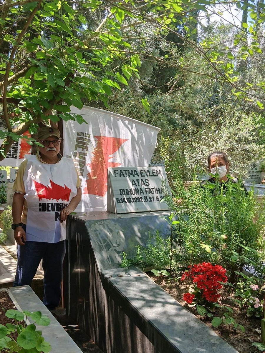 DevrimciParti_1's tweet photo. 📍 Adana 
Bugün Işid’e karşı mücadele ederken ölümsüzleşen Bedrettin Akdeniz’i ve Eylem Ataş’ı Adana’da yoldaşlarımız aileler ve Dem Parti il-ilçe yöneticilerinin de katıldığı mezarları başında andık.

Ölümsüzlerimizi anmaya, sahiplenmeye devam edecek, mücadelelerini sürdüreceğiz.
Yaşasın Devrim ve Sosyalizm!  
Yaşasın Enternasyonalist Mücadele !
