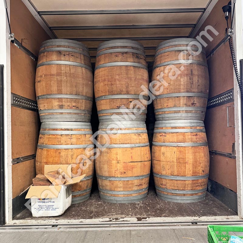 barricasmadera's tweet photo. Another shipment on the road! 
We’ve loaded a truck with 36 used oak barrels 225L for decoration, together with special wedges designed to create stunning pyramid barrel displays.
#BarricasDeRoble  #WineBarrels #OakBarrels #RusticDecor #InteriorDesign #Eventos #Hostelería https://t.co/W8HIl5Tzb8