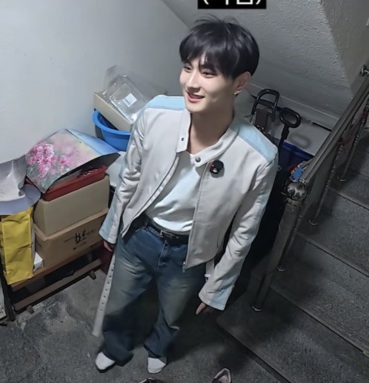 woncattos's tweet photo. IT'S JUNGWON OUTSIDE YOUNGJI'S DOOR 😹😹 https://t.co/QsFSpHRiUz