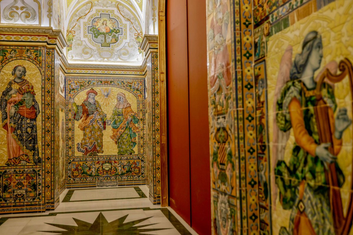 EspDeTriana's tweet photo. 🎨 #PATRIMONIO | El camarín de Nuestra Señora de la Esperanza: Un proyecto nacido desde la Fe, el arte y el sacrificio.

Los trabajos de decoración del nuevo camarín de Nuestra Señora de la Esperanza tanto a nivel de pintura mural, como de cerámica y talla se iniciaron en el mes de octubre de 2022, tras un estudio por parte del Taller Daroal (Francisco Rovira Yagüe y David Romero Alonso), Jesús Alcarazo Velasco y la asesoría artística de la Hermandad cuyo papel ha sido fundamental, compuesta por, Francisco Javier Hernández Lucas, José Ignacio Sánchez Rico y Francisco Javier Sánchez de los Reyes, quienes aportando sus conocimientos históricos, iconográficos y estéticos han estudiado los patrones que podrían encajar en este proyecto tan especial y de los cuales partir, así como dotarlo de un sentido devocional y catequético plenamente integrado en la identidad espiritual y patrimonial de la Hermandad.

Estos patrones o modelos han sido plasmados en las pinturas murales de dos templos emblemáticos del barroco sevillano, como son la Iglesia de San Lorenzo (concretamente las de la capilla Sacramental), y la iglesia de San Luís de los Franceses, ambas obras dieciochescas en las que intervinieron pintores tan importantes como Domingo Martínez, Gregorio de Espinal o Lucas Valdés, repletas de recursos decorativos que han servido de inspiración directa para las partes pictóricas del camarín.

En la cúpula se presenta una especie de jardín presidido por una corona de rosas o “gloria” con el anagrama de María situada sobre el sepulcro de la Virgen, estando este rodeado por dos grupos de ángeles que escriben el “Bendita sea tu Pureza” y el “Magnificat”, representando así los dogmas de la Inmaculada Concepción y la Asunción de la Santísima Virgen en cuerpo y alma a los cielos (ambos ligados a la Hermandad), así como la alabanza y la humildad de María, que reconoce en el rezo del Magnificat las maravillas que Dios ha hecho en Ella, escogiéndola de entre todas las mujeres como Madre del Salvador. También figuran dos ángeles portando elementos alusivos a la Esperanza, como son el ancla y el salvavidas.

#EsperanzaDeTriana
