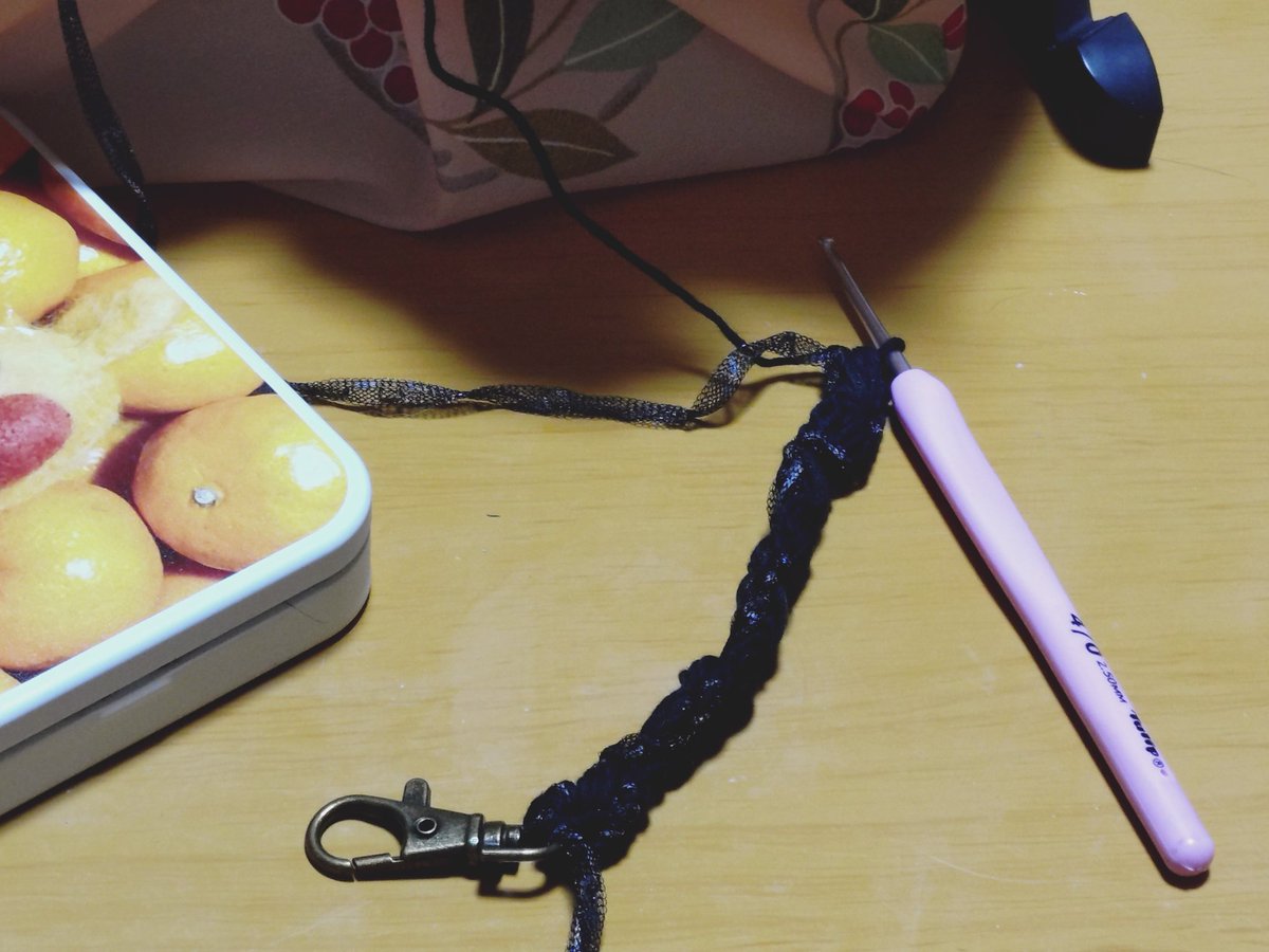 kkkkuriyu's tweet photo. リフレクションコードを手に入れたのでストラップを編み編み。
ちょっとしかないので絡ませるように編んでます。
フラッシュ有りで撮ったら見事に反射して笑っちゃった。
シュシュも編みたい。

@LIGHTFORCESTORE
#ライトフォース
#lightforce https://t.co/3959h3M7nz