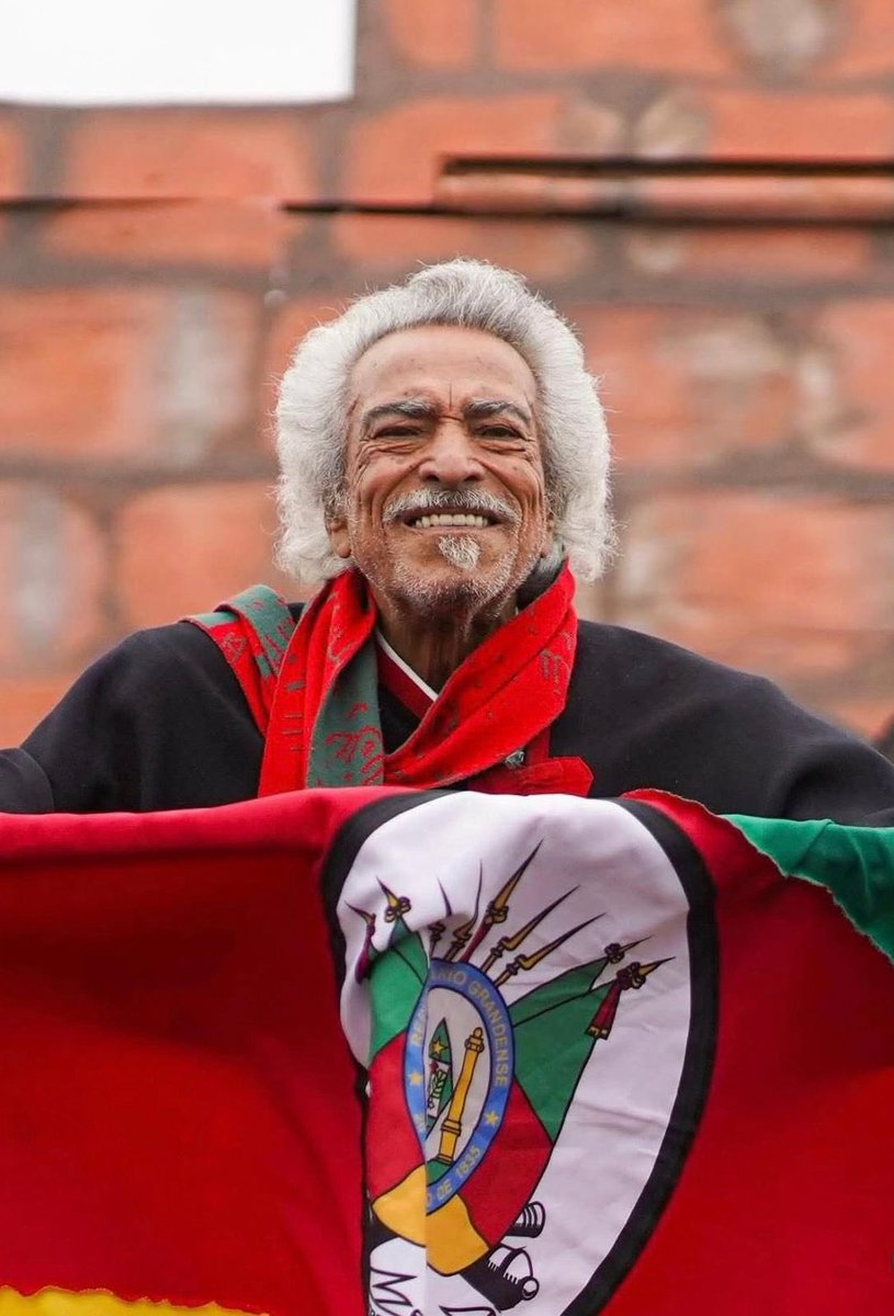 EduardoLeite_'s tweet photo. O último tronco missioneiro partiu. Pedro Ortaça nos deixa aos 83 anos, levando consigo uma trajetória profundamente ligada à alma do Rio Grande do Sul, à música tradicionalista e à preservação da cultura missioneira. Seu timbre de galo ajudou a contar ao Brasil a história, a identidade e os valores das Missões Jesuíticas-Guaranis, justamente no momento em que celebramos os 400 anos desse legado que molda a formação do nosso Estado.

Ao lado de Jayme Caetano Braun, Cenair Maicá e Noel Guarany, formou o histórico grupo dos Quatro Troncos Missioneiros, referência incontornável da música regional gaúcha e da valorização da cultura das Missões. Em 2024, na Semana Farroupilha em que foi patrono e que também celebrou o centenário de Jayme, Pedro Ortaça recebeu o reconhecimento merecido por uma vida inteira dedicada à arte, à tradição e à memória do nosso povo.

Sua partida entristece o Rio Grande, mas seu legado permanecerá vivo em cada verso, em cada canção e em cada geração que seguirá conhecendo e se orgulhando da cultura missioneira. Minha solidariedade à família, aos amigos e a todos os admiradores desse grande nome da nossa história cultural.