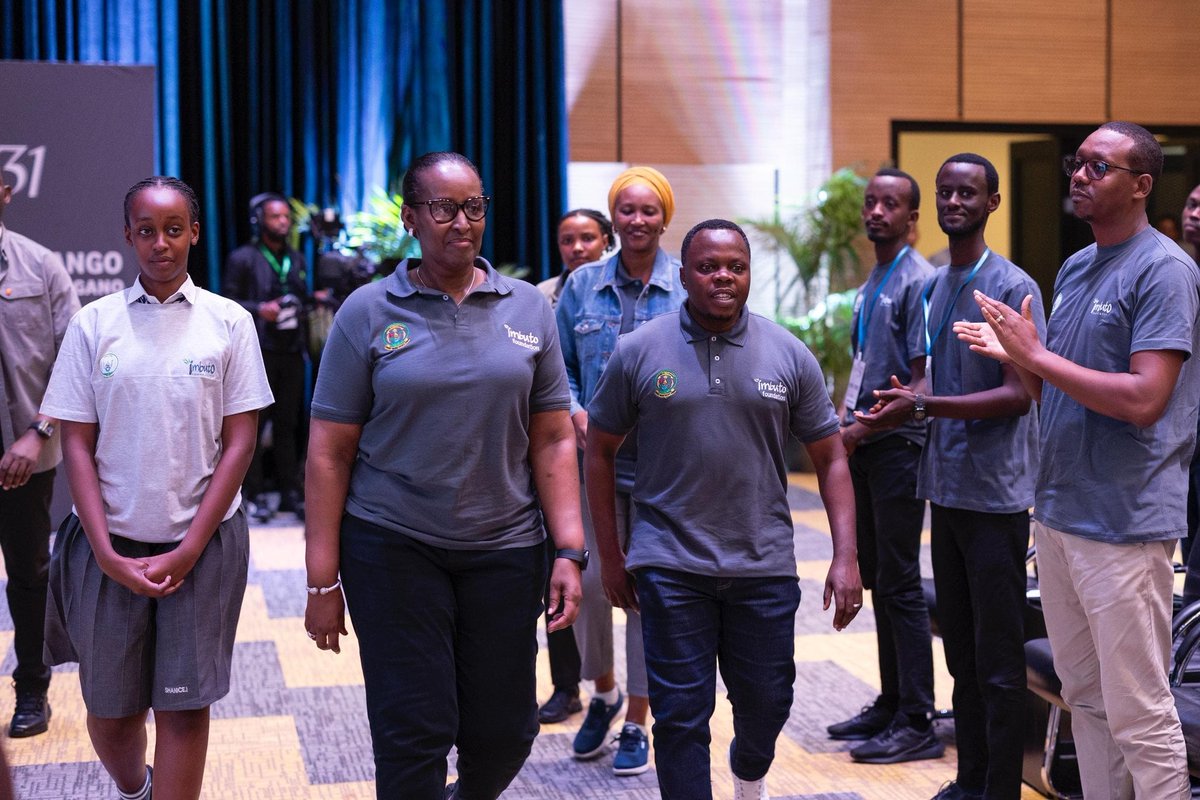 ganza_egide's tweet photo. Ndashimira cyane Madam Jeannette Kagame wabaye urumuri ku mwana w’umukobwa wari warahejwe, akamwereka ko ashoboye kwiga, kuyobora no kugira uruhare mu iterambere ry’igihugu kimwe n’umuhungu. Icyerekezo cya Imbuto Foundation gikomeje gutanga icyizere no kubaka ejo heza h’u Rwanda. https://t.co/IpgiEOZTjK
