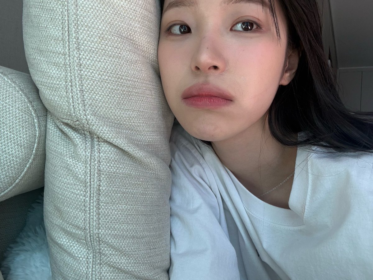 meepheon's tweet photo. i’m about to bite her https://t.co/vgpv7Krr4c