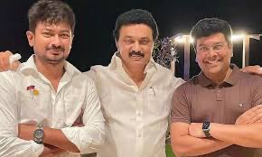 SavukkuOfficial's tweet photo. பிஜெபி கூட்டணி தொடர்பாக முக்கிய சந்திப்புகளை நடத்த தந்தை, மகன், மருமகன் ஆகியோர் கர்நாடக மாநிலம் கூர்கில் 1 ஜுன் வரை முகாம்.  

மாறும் அரசியல் களம். https://t.co/od2CQsRZYY