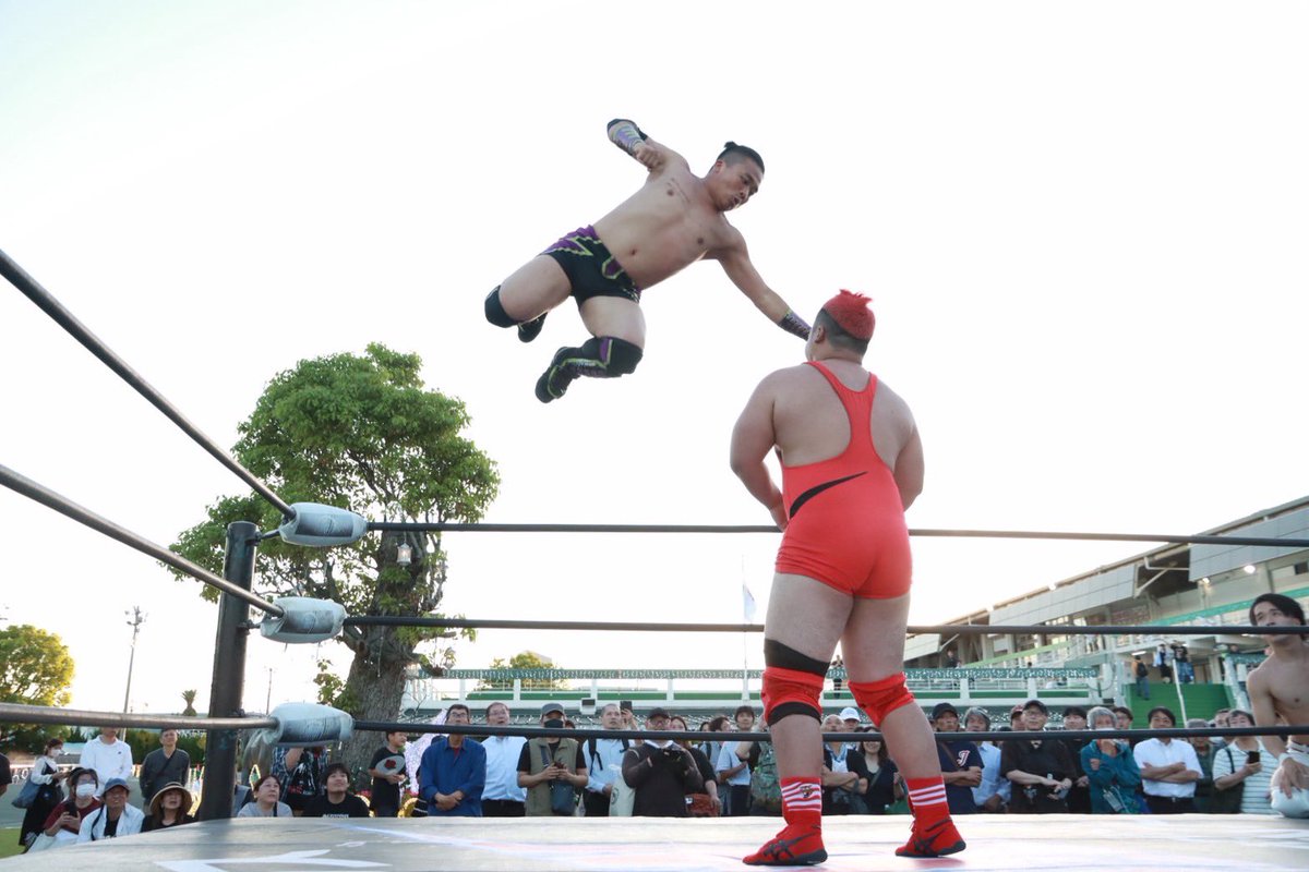BJWOfficial's tweet photo. ＼📣園田競馬場イベントプロレス試合結果／

「HUK×大日本プロレス」
💪セミファイナル　タッグマッチ
10分1本勝負
菊田一美⭕️ 浅倉幸史郎🆚WILLY 関茂隆真❌
6分51秒 バードストライク→片エビ固め

#bjw #園田競馬 #HUK https://t.co/hZuzN3r6Um