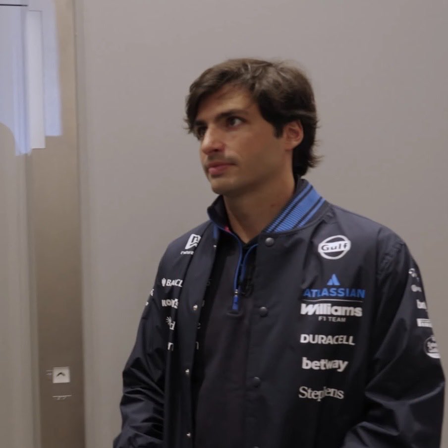 redsainz's tweet photo. he so small only need one popcorn https://t.co/RIB34vj1Yi