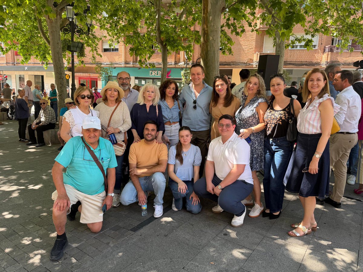 AJMesaGarrido's tweet photo. Con @NunezFeijoo y el alcalde @marecuencopp en Leganés, con motivo del tercer aniversario de las elecciones municipales.

Frente al sanchismo cercado por la corrupción, el cambio necesario en España y en Getafe.

Mientras otros no pueden pisar la calle, nosotros con la gente. https://t.co/lXsITUKhwy
