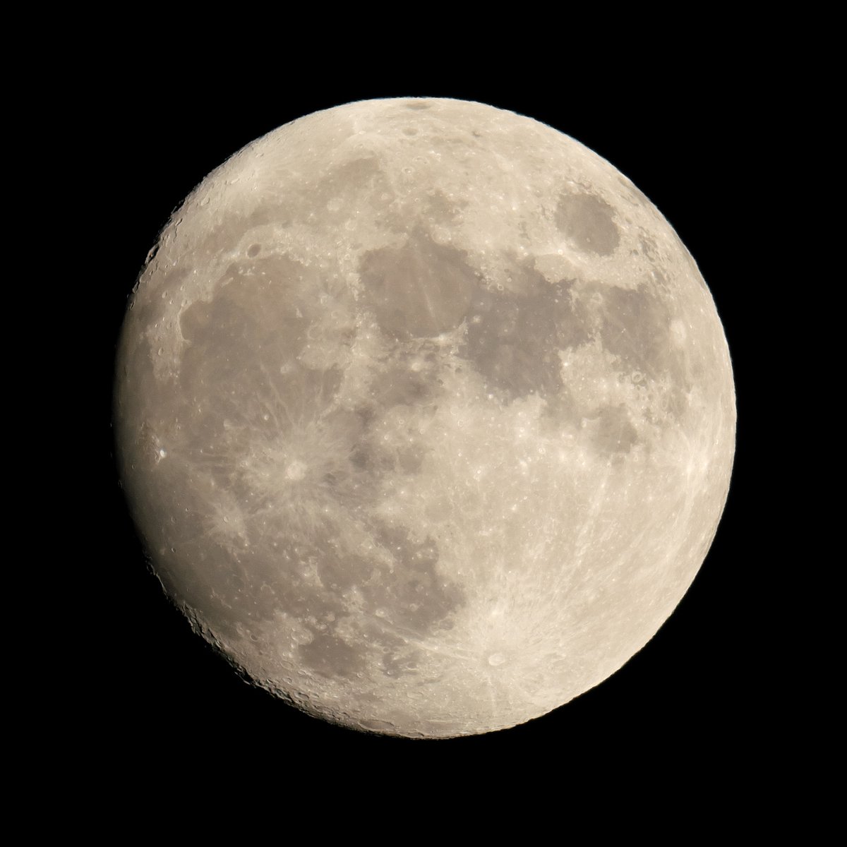 MoonWorld_jp's tweet photo. 明るい月が輝いています。
2026/5/29 月齢12.7 FC-76DS #月 #イマツキ https://t.co/DN9RryBmNg