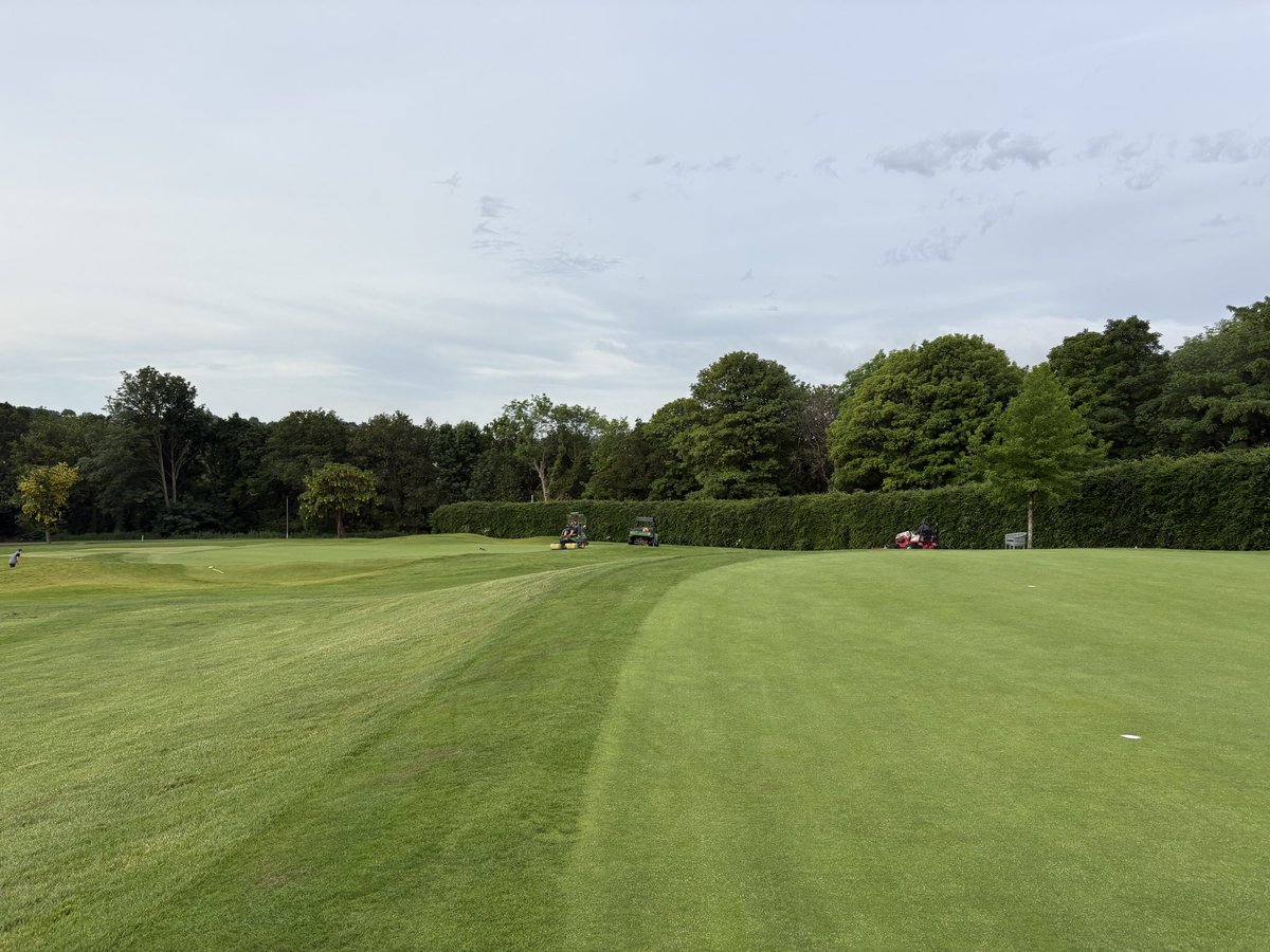 AbbeydaleGreens's tweet photo. very busy friday after very busy short week, well done team cracking job #topteam https://t.co/NfgkROYVIH