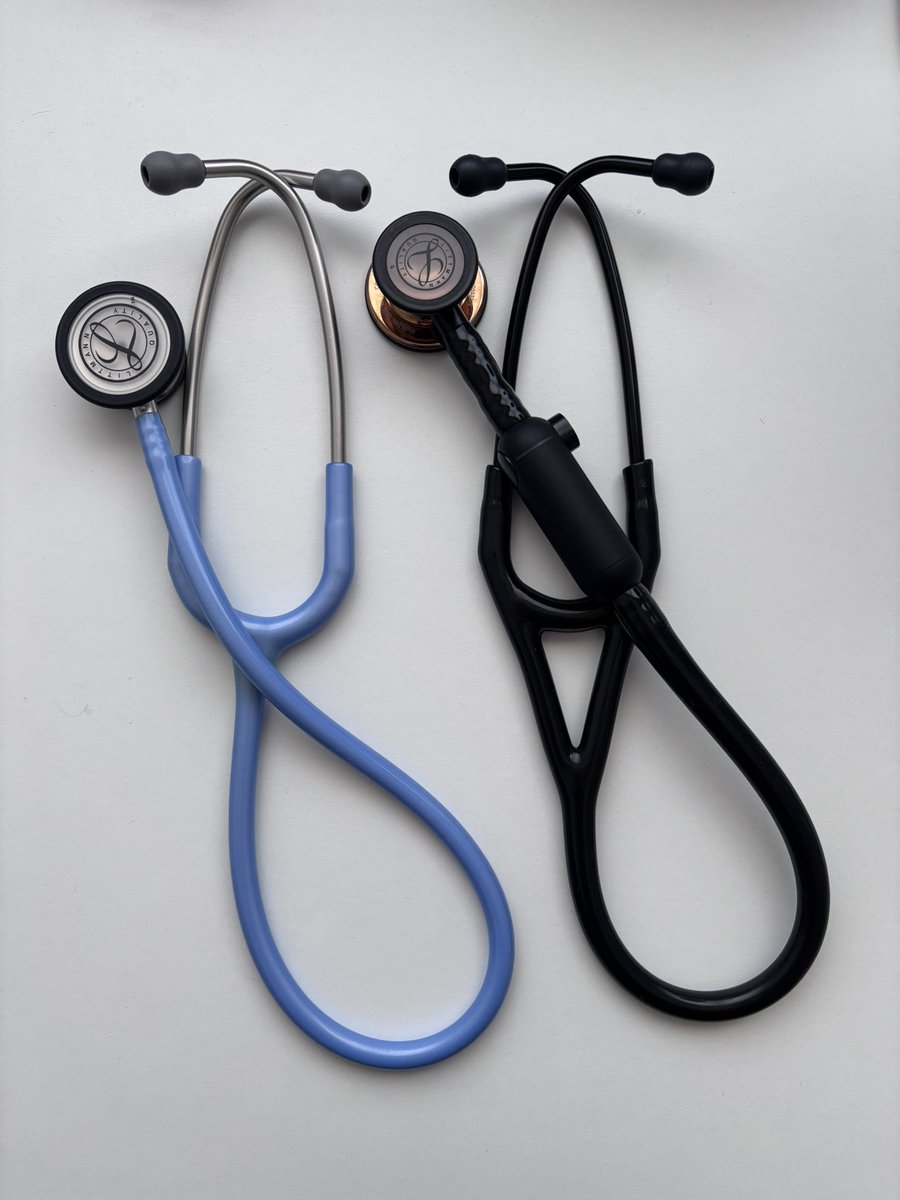 InesBacelo's tweet photo. Hoje entrei no hospital pela última vez como estudante de Medicina.

Ao longo destes anos vivi alguns dos momentos mais felizes e alguns dos momentos mais difíceis na vida de muitas pessoas. É impossível passar por isso sem ser imutavelmente marcado.

Para além dos algoritmos de diagnóstico ou dos regimes de antibioterapia, medicina são as pessoas : é o senhor que te abraça enquanto chora ao recordar uma paragem cardiorrespiratória, a senhora internada há tantos dias que agradece por tirares mais uns minutos para conversar. São os bebés que vês nascer , são os pacientes que vês partir.

Já me dizia um tutor meu:

“Já acordei muitas vezes cansado, mas nunca sem vontade de trabalhar. Não há nada melhor na vida do que ajudar os outros.”

E é isso que levo comigo.

“Curar às vezes, tratar frequentemente, consolar sempre.”

Med 💛