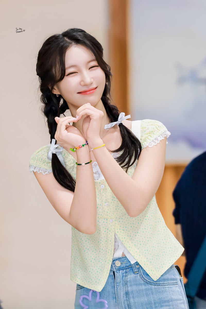 yubin_dreams's tweet photo. 260529 유빈             

청춘 기억 조작하는 얼굴......🥰 
(분명 같이 공원에 소풍을 간 것 같아..❤️)

#오마이걸 #OHMYGIRL 
#유빈 #YUBIN 
@WM_OHMYGIRL https://t.co/A5mJyqz12k