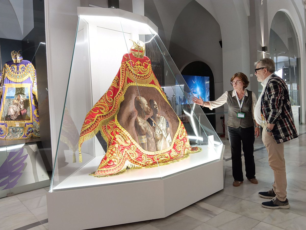 muBBla's tweet photo. 🏛️Hoy hemos tenido el honor de recibir en el muBBla al gran diseñador de moda @PetroValverde . 

Durante una visita guiada por nuestras salas, ha podido admirar de cerca la técnica, el valor histórico y la maestría de nuestras joyas bordadas. ¡Un auténtico placer! 

#PasoBlanco https://t.co/BNX7FfvA3S