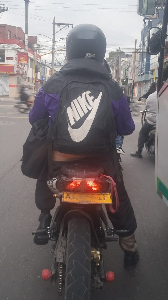 ColombiaOscura's tweet photo. #PILAS. Seguidor nos informa de sujeto en motocicleta con las placas levantadas (ACW41F) y que merodea por el sector de la cll 72 con cra 101, b/Álamos-Norte de Bogotá. "Ya lo he visto varias veces por ahí y por la 80 con mismas carreras", asegura el ciudadano que envía reporte. https://t.co/n7o57oyQIz