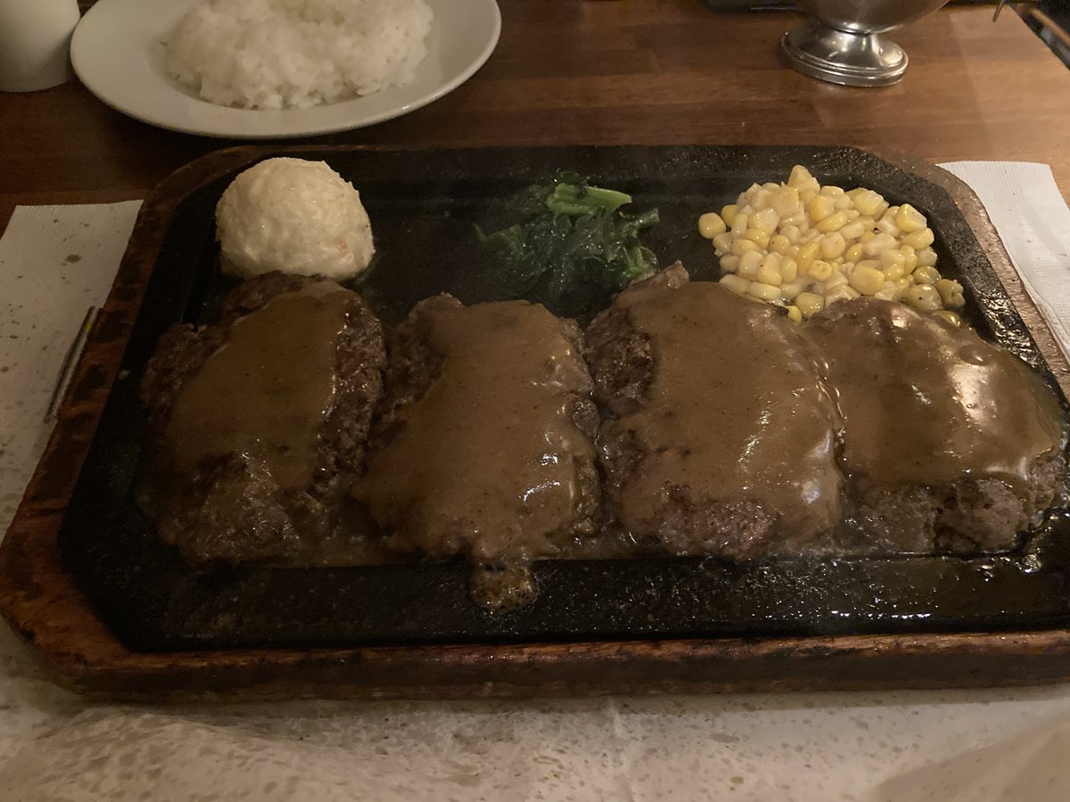 pomeraism's tweet photo. 新宿グオオォールドラッシュで1ポンドハンバアアアァァアグ！

肉肉にくにくううう！

肉はみんなを幸せにするぽめ！ https://t.co/XI8zQC2j6e