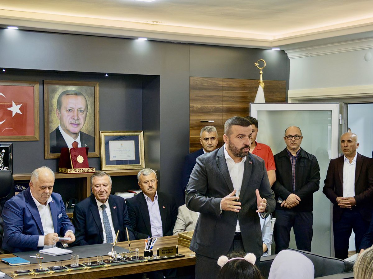 akleventozkan's tweet photo. Kurban Bayramı’nın birlik, beraberlik ve kardeşlik ikliminde İlçe Başkanlığımızda kıymetli teşkilat mensuplarımızla bir araya gelerek bayramlaştık. https://t.co/84h5Wv42kE