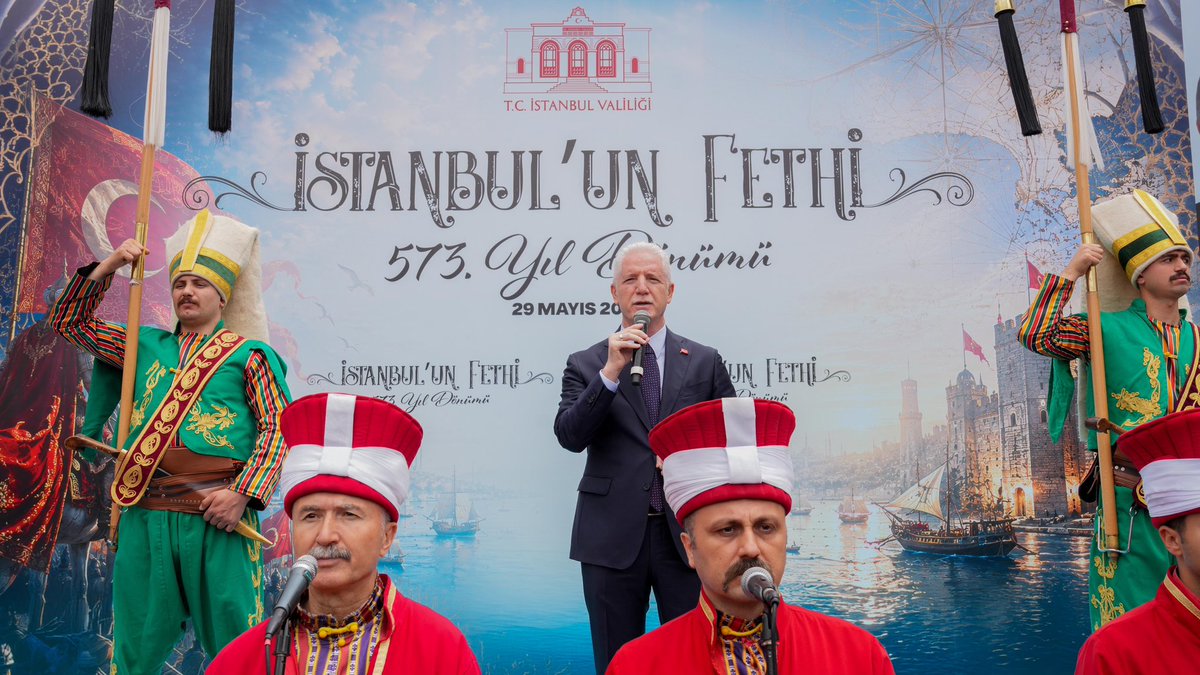 TC_istanbul's tweet photo. İstanbul’un Fethi’nin 573. yıl dönümü dolayısıyla, fethin mihenk noktası olan Ayasofya-i Kebir Cami-i Şerifi önünde, Milli Savunma Bakanlığı Mehteran Birlik Komutanlığı, “Mehter Konseri” gerçekleştirdi.

Mehter marşlarının yankılandığı programa katılan Valimiz Davut Gül, fetih coşkusunu Ayasofya Meydanı’nı dolduran vatandaşlarımızla hep birlikte yaşadı.

@gul_davut
@tcsavunma
#İstanbulunFethi🇹🇷
#FatihSultanMehmet
#29Mayıs1453

📍Fatih