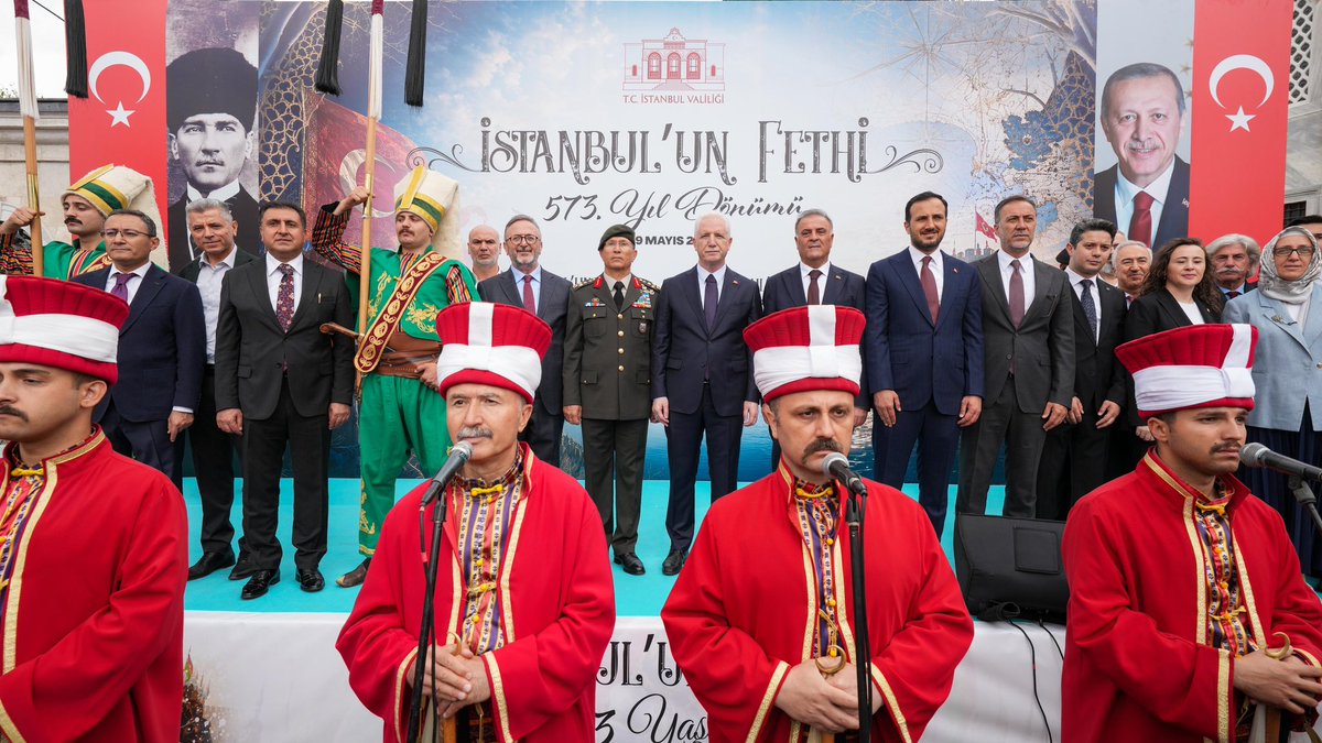 TC_istanbul's tweet photo. İstanbul’un Fethi’nin 573. yıl dönümü dolayısıyla, fethin mihenk noktası olan Ayasofya-i Kebir Cami-i Şerifi önünde, Milli Savunma Bakanlığı Mehteran Birlik Komutanlığı, “Mehter Konseri” gerçekleştirdi.

Mehter marşlarının yankılandığı programa katılan Valimiz Davut Gül, fetih coşkusunu Ayasofya Meydanı’nı dolduran vatandaşlarımızla hep birlikte yaşadı.

@gul_davut
@tcsavunma
#İstanbulunFethi🇹🇷
#FatihSultanMehmet
#29Mayıs1453

📍Fatih