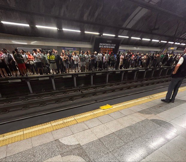 betoreborn2's tweet photo. Pues no se dónde cabrán, pero en el metro no. https://t.co/Tq9YqYXuPN