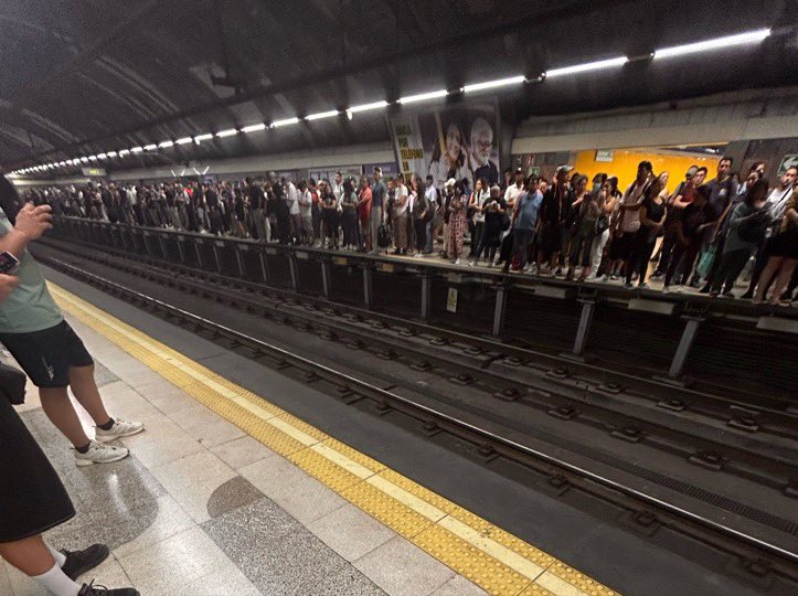 betoreborn2's tweet photo. Pues no se dónde cabrán, pero en el metro no. https://t.co/Tq9YqYXuPN