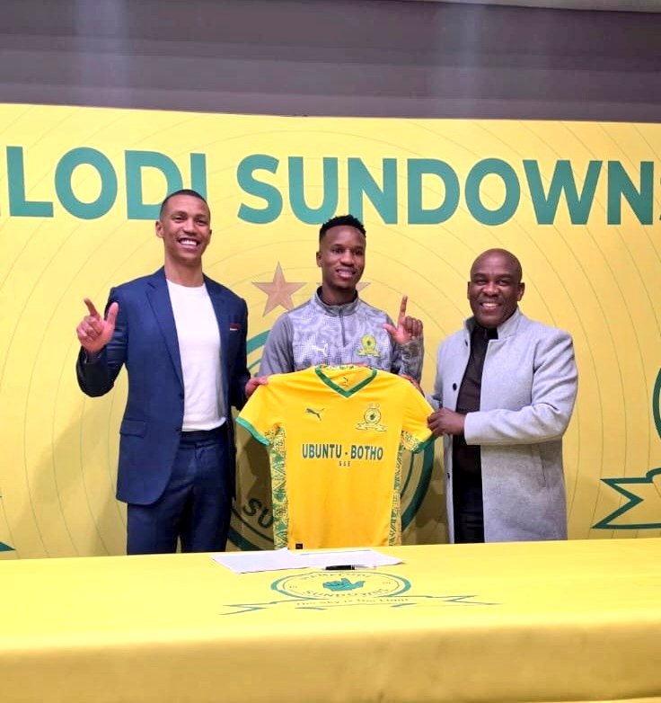 UnplayableZA's tweet photo. 𝗡𝗘𝗪 𝗗𝗘𝗔𝗟 ✍️🏽

Themba Zwane has signed a new 1-year contract with @Masandawana, with an option for a further year. Courtesy of @robertmarawa.

#UNPLAYABLE https://t.co/lJhZgSLpZn