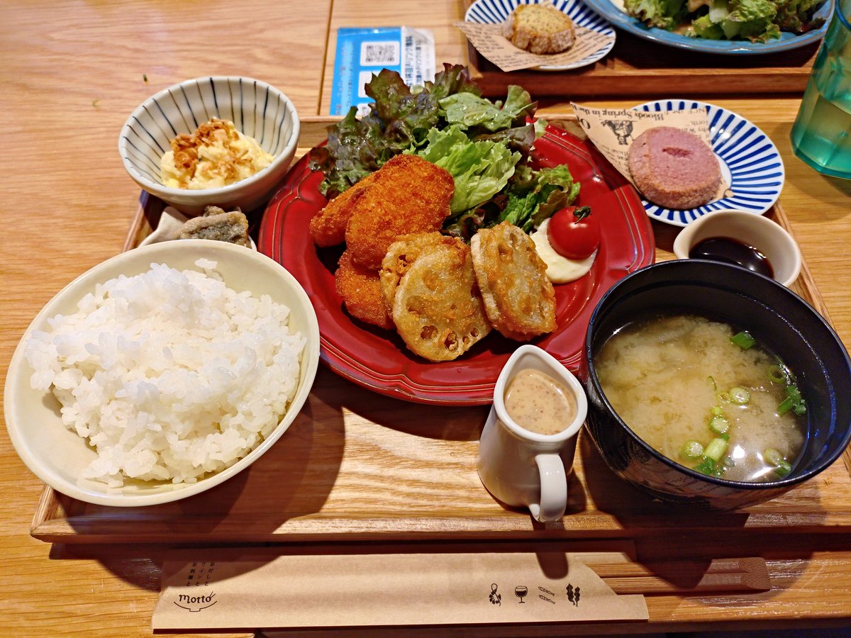 clover1334's tweet photo. 前職の後輩とランチ行ってごきげんで帰ったのに、お家着く前で盛大にグネった😭 https://t.co/lzQVQEnk8L