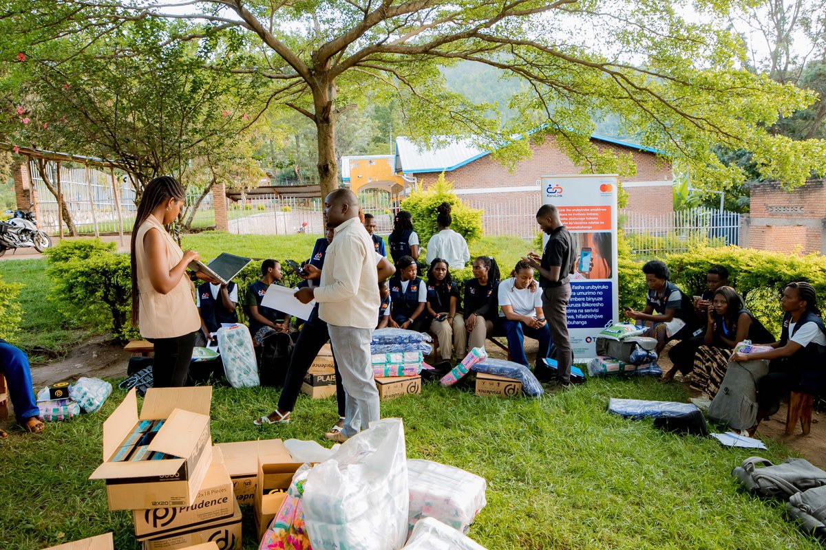 sfhRwanda's tweet photo. 🇷🇼The future of community health is young, skilled & connected.

Through the #KoraLink program, more than 1,000 youth aged 18–35 are gaining skills, income pathways & tools to expand access to health products and digital services.

SFH joined partners @MastercardFdn, @commons_prjct and @rwictchamber in the field to listen, learn & witness the young peoples' progress firsthand.

#Rwanda #DigitalHealth