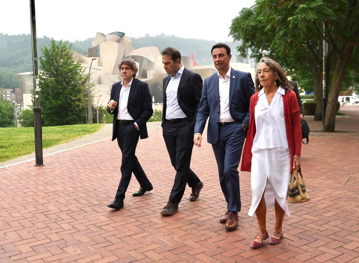 enekoandueza's tweet photo. 🗨️ Euskadi necesita espacios para pensar el futuro desde la colaboración público-privada, la innovación y el compromiso con un crecimiento más competitivo, más sostenible y con más cohesión social.

🤝 Esa tarea la afronta desde hoy el #BasqueEconomicForum, impulsado por el Vicelehendakari @mikeltorresGV, donde he tenido la oportunidad de dialogar con el VicePresidente del Gobierno de España, @carlos_cuerpo sobre el Plan de Recuperación.
 
📊Un caso de éxito que está impulsando la transformación de nuestro modelo productivo gracias a los fondos europeos: el gran motor de la recuperación en Euskadi.

⤴️ Y es que los fondos MRR han impulsado la economía vasca un 1,3% y han generado 10.000 nuevos empleos de calidad.

#EuskadiAquíyAhora