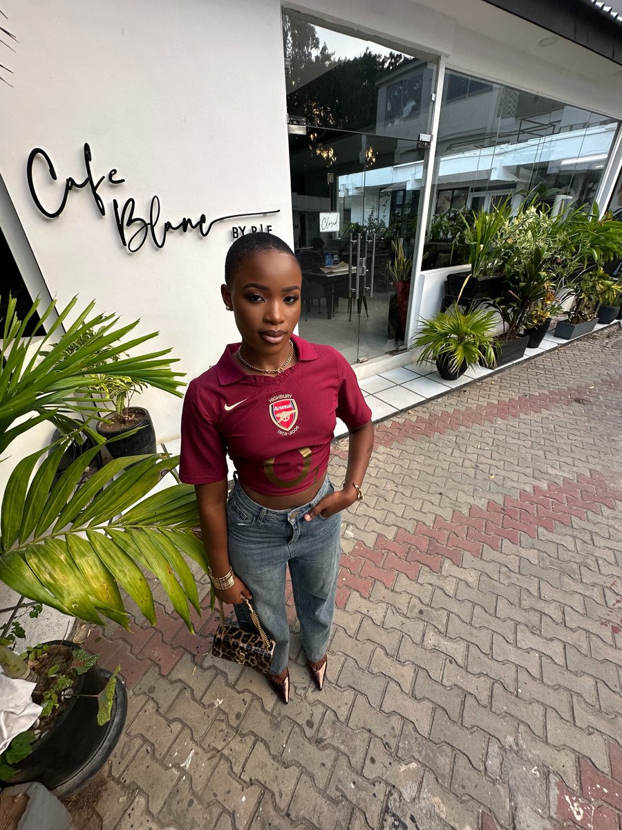 Ms_Ricky_'s tweet photo. Celebrating birthday and epl trophy.
Best time to be alive and Arsenal fan🏆🎂🥂
Happy birthday bi mkali https://t.co/vvVX0KIuIb