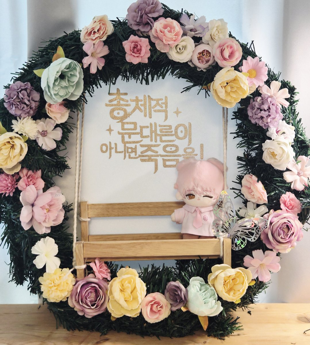 AllMoondaeRight's tweet photo. 안녕하세요, 총문른입니다.

행사장에 솜인형을 위한 포토존이 배치될 예정입니다.

포토존에 협력해 주신 데뷔 못 하면 죽는 솜카페(@som_cafe)에 진심으로 감사드립니다.

소품의 파손 및 혼잡 시 시간 사용에 주의하여 사진 촬영 부탁드리겠습니다.

감사합니다. https://t.co/PnL927e0in