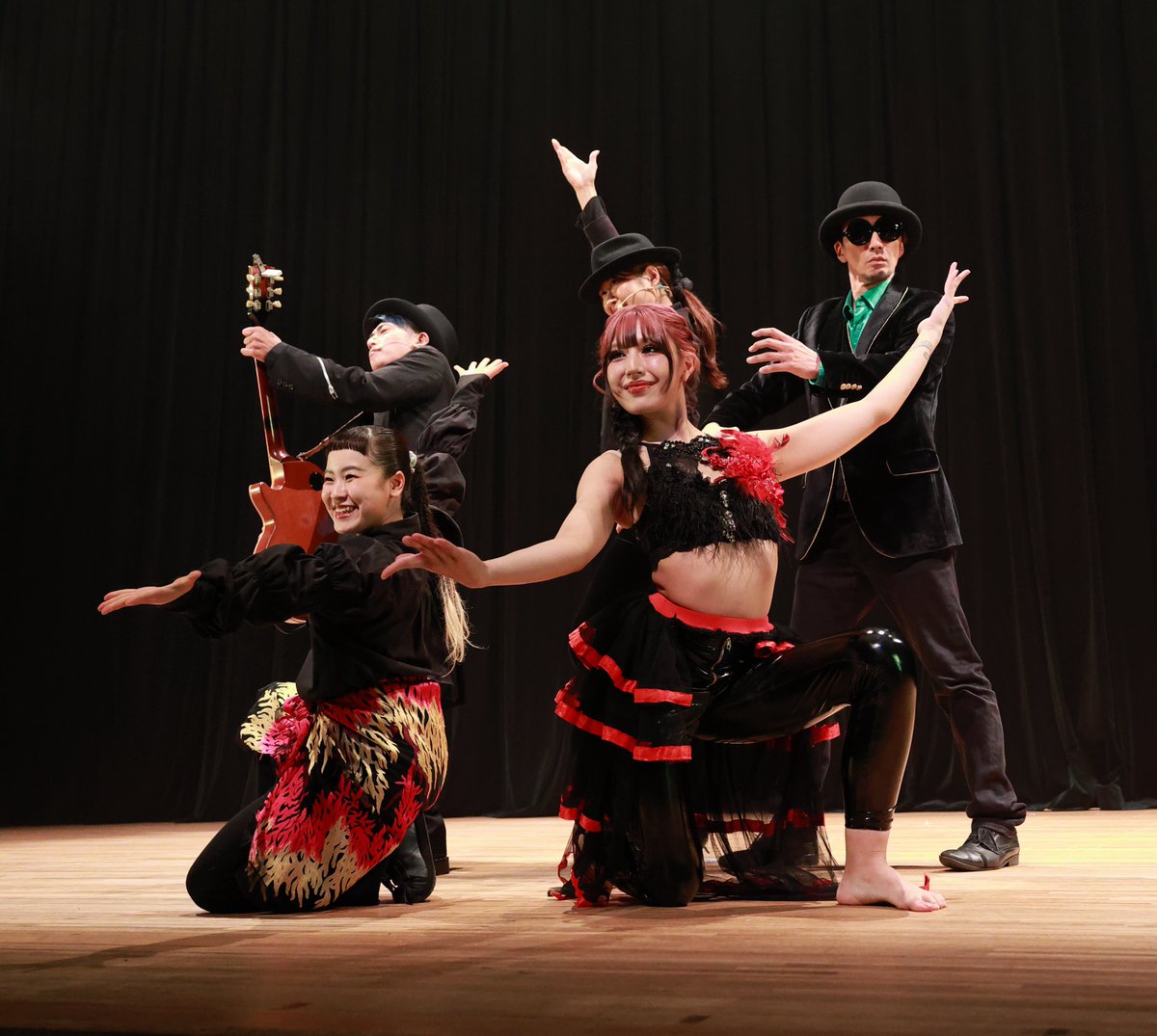 samboxsam2's tweet photo. LOQS
The Show Must Go On
50席限定プレ公演

ボーカルあり
アクロバットダンスあり
ポールダンスあり
ギターあり
ストリート的なパーカッションのアンサンブルありのショータイム

それぞれが素晴らしいパフォーマンスをされていて
それを融合して創り出すストーリー
観に行って良かった♪
①

#LOQS https://t.co/ZqdAaYiAHI