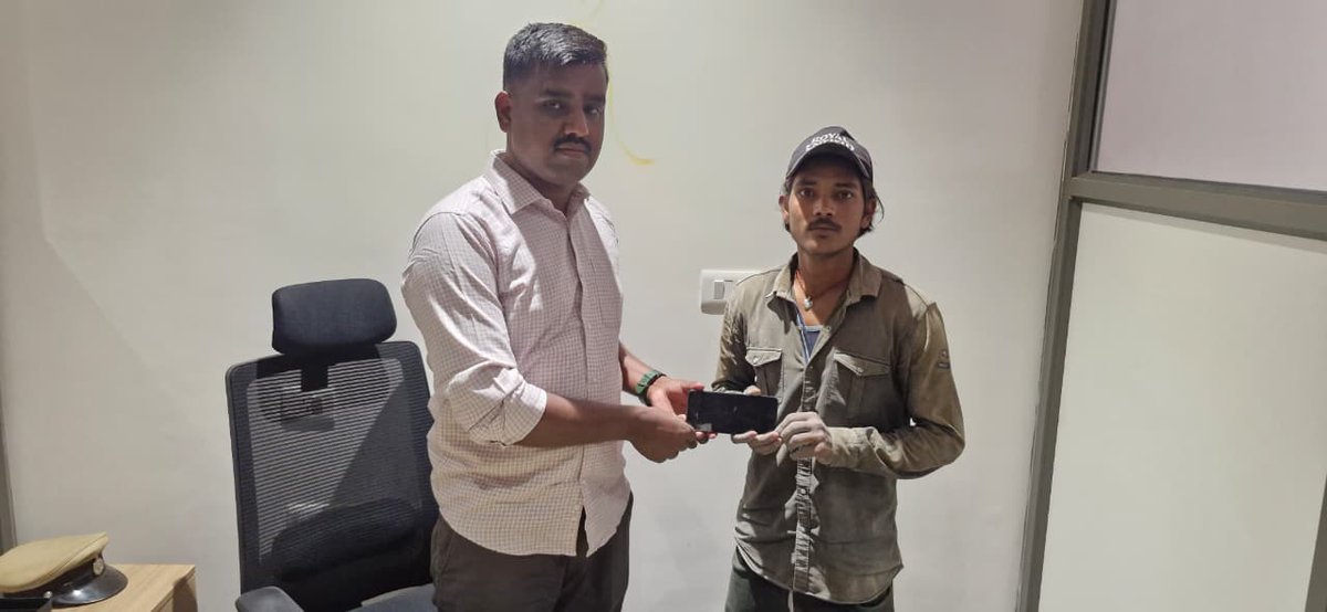 devanahalllips's tweet photo. ದೇವನಹಳ್ಳಿ ಪೋಲಿಸ್ ಠಾಣೆಯಲ್ಲಿ ಈ ದಿನ ಸಾರ್ವಜನಿಕರ ಕಳೆದುಹೋದ/ಕಳುವಾದ ಮೊಬೈಲ್ ಫೋನ್‌ಗಳನ್ನು CEIR Portal ಮೂಲಕ ಪತ್ತೆಹಚ್ಚಿ ಸಂಬಂಧಿತ ಮಾಲೀಕರಿಗೆ ಹಸ್ತಾಂತರಿಸಲಾಯಿತು. #DevanahalliPolice #SafeCity #CitizenFirst #ಸದಾನಿಮ್ಮಸೇವೆಯಲ್ಲಿ @DCPNEBCP @BlrCityPolice https://t.co/Mkh0R4zlSQ