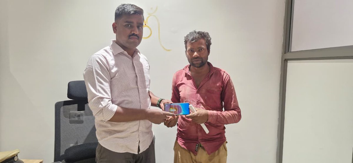 devanahalllips's tweet photo. ದೇವನಹಳ್ಳಿ ಪೋಲಿಸ್ ಠಾಣೆಯಲ್ಲಿ ಈ ದಿನ ಸಾರ್ವಜನಿಕರ ಕಳೆದುಹೋದ/ಕಳುವಾದ ಮೊಬೈಲ್ ಫೋನ್‌ಗಳನ್ನು CEIR Portal ಮೂಲಕ ಪತ್ತೆಹಚ್ಚಿ ಸಂಬಂಧಿತ ಮಾಲೀಕರಿಗೆ ಹಸ್ತಾಂತರಿಸಲಾಯಿತು. #DevanahalliPolice #SafeCity #CitizenFirst #ಸದಾನಿಮ್ಮಸೇವೆಯಲ್ಲಿ @DCPNEBCP @BlrCityPolice https://t.co/Mkh0R4zlSQ
