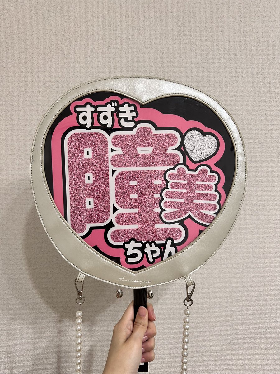 ideal_k23's tweet photo. ひぃちゃん明日のお昼このへんにいるよ〜！
前から3列目！
新調したうちわとペンライト持つよ♪
怪我しないように🩹楽しみにしてるね（╹◡╹）♡

@suzuki_hitomi_ 

#ノイミーアリーナツアー2026 
#鈴木瞳美 https://t.co/QBDguXob1j