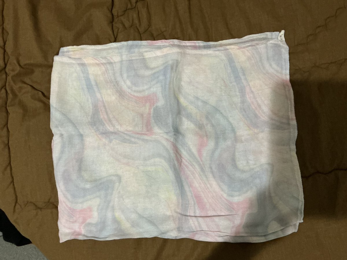 NARAPNG's tweet photo. hai, aku mau preloved pashmina viscose printed by sattka, varian blaire lunar ya. baru dipake sekali, 50k aja yukk, negotiable ya 😆 https://t.co/euZuH1lCBG