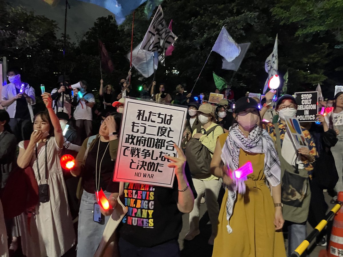zisebatu's tweet photo. 戦争反対！高市辞めろ！憲法守れ！
国会前は今日もすごい人人人。いつも個人参加の若い女性が多いけれど、男性も増えてきた。色々なグループもあちこちで独裁させないと熱いコール！今日も警察過剰警備だ。
#戦争させない0529 https://t.co/Xtl2cel47M