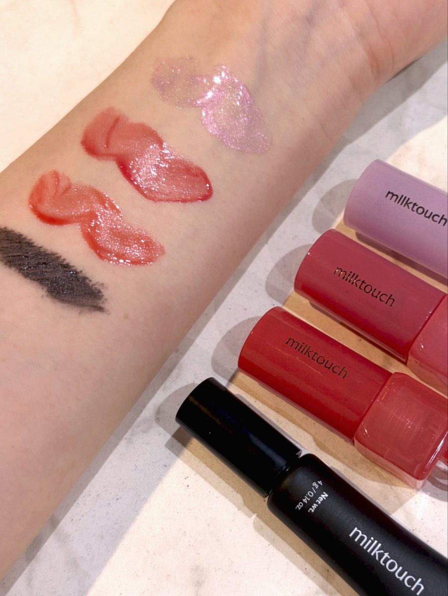 cosmereofficial's tweet photo. えやばいやばい。ミルクタッチのファミマ限定ミニリップ、チャームがハートで可愛すぎるんだが？？
バッグにつけても可愛いの何事？？？？ https://t.co/U4rwZtFrrD
