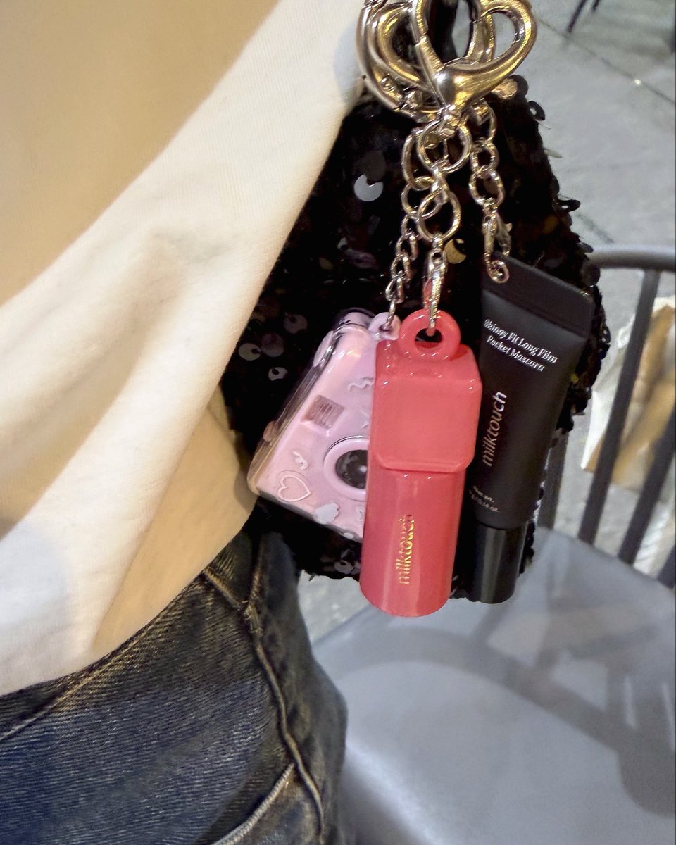 cosmereofficial's tweet photo. えやばいやばい。ミルクタッチのファミマ限定ミニリップ、チャームがハートで可愛すぎるんだが？？
バッグにつけても可愛いの何事？？？？ https://t.co/U4rwZtFrrD