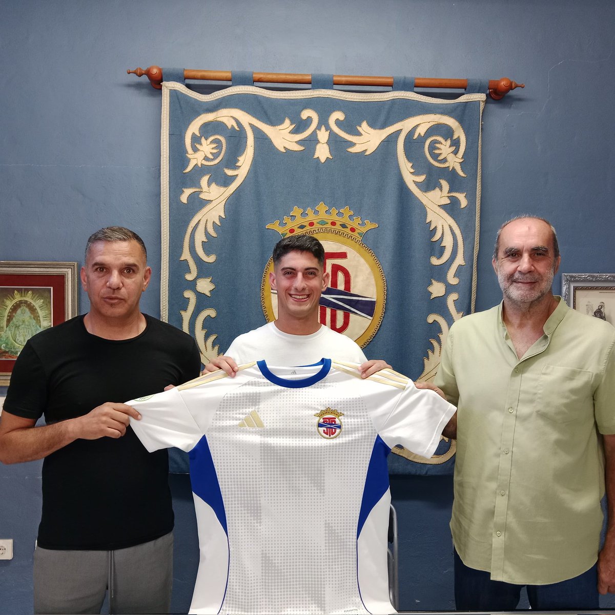 SDTenisca's tweet photo. 🤍 Aarón Rodríguez continuará en su casa una temporada más.

👕 La de siempre. El canterano y capitán tenisquista seguirá defendiendo al equipo de su vida.

👉🏻 Con la renovación de Aarón, el club prosigue con la configuración de la plantilla con el tenisquismo como valor clave. https://t.co/ThLuiJwgcH