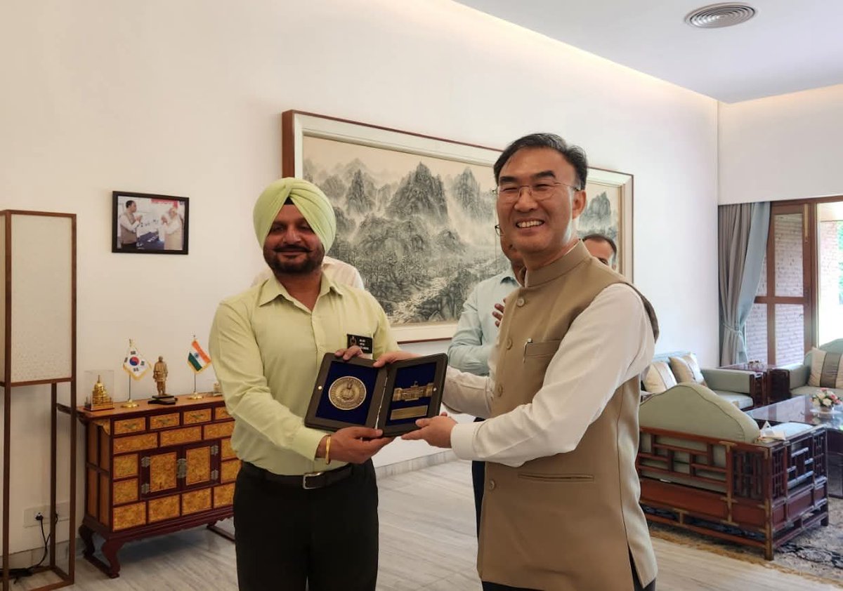RokEmbIndia's tweet photo. Ambassador Lee Seong-ho hosted a welcome luncheon for a 15-member delegation from the National Defence College at his residence on May 29 (Fri). https://t.co/Vfl8InKXdu