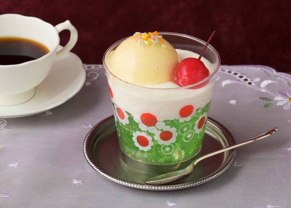 fashionpressnet's tweet photo. 銀座コージーコーナー“レトロ花柄カップ”のクリームソーダゼリー、喫茶風プリンアラモードタルトも - https://t.co/y05RvSyOL5 https://t.co/hdy2FC0LSq