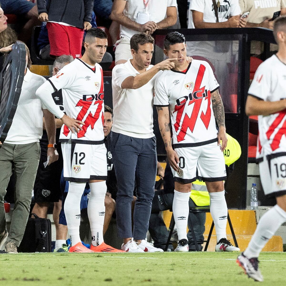 Miguelin_24_'s tweet photo. ⚪️🔴 Aquí es donde creo que Íñigo Pérez dejó de ser el entrenador del Rayo Vallecano y se convirtió en el ENTRENADOR del Rayo Vallecano. https://t.co/hyADS6rzu8