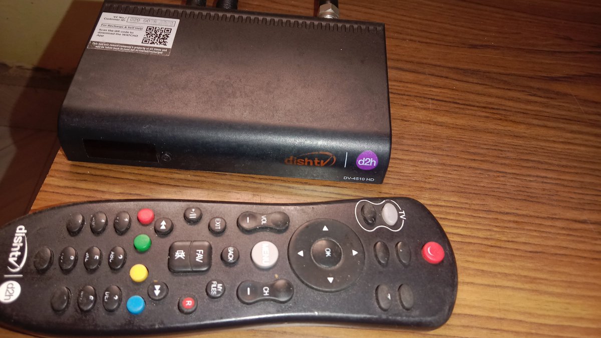 Im_Sushant0's tweet photo. @DishTV_India I wanted to ask one thing: the set-top box and remote he gave me were old, not new. Is this normal, or did the technician fool me again?

this is the set top box and remote given https://t.co/6tVji0dI3P